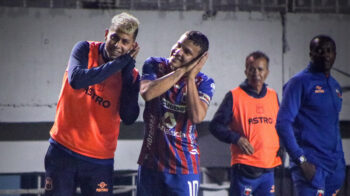 Isaac Zaidi y Jacobo Molina, jugadores de SD Quito, celebran un gol en Segunda Categoría.