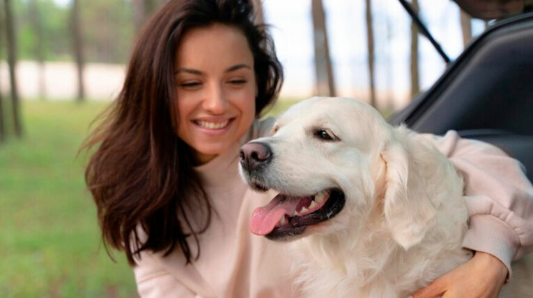 Imagen referencial de una mujer junto a un perro. Publicada el 14 de mayo de 2024.