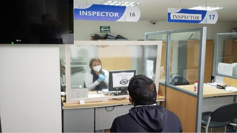 Trabajadores son atendidos por inspectores en el Ministerio de Trabajo,  foto de archivo del 2 de junio de 2020.