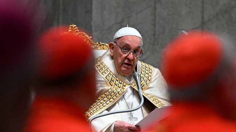 El Papa Francisco preside el servicio de oración, el 9 de mayo de 2024, en la basílica de San Pedro (Vaticano).