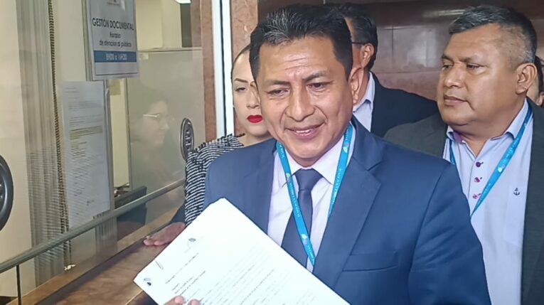 El asambleísta correísta, Héctor Valladarez, ingresó este 14 de mayo el pedido de juicio político a la fiscal, Diana Salazar. 