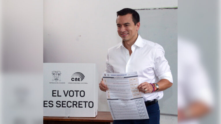 El presidente Daniel Noboa muestra la papeleta tras votar en la consulta popular, el 21 de abril de 2024.