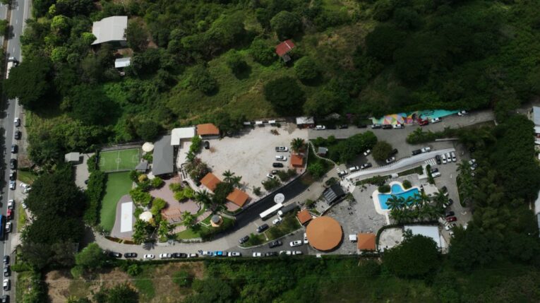 Vista área de finca de la vía Costa donde se realizó la fiesta de cumpleaños de Celso Moreira, presunto cabecilla de Los Choneros, durante un operativo policial del pasado 10 de mayo de 2024. 