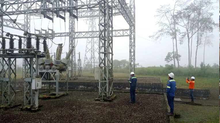 Trabajadores en una subestación eléctrica el 14 de mayo de 2024.