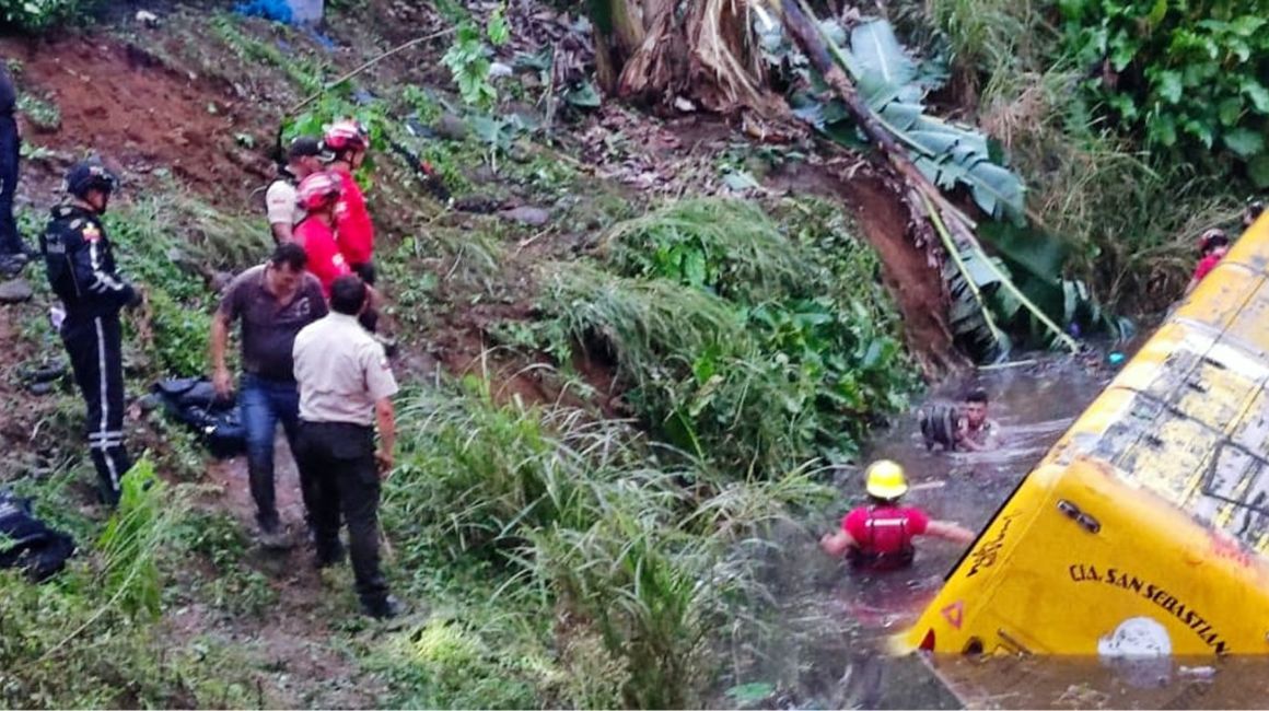 Quevedo Al Menos Dos Muertos Y 23 Heridos En Accidente De Bus Con