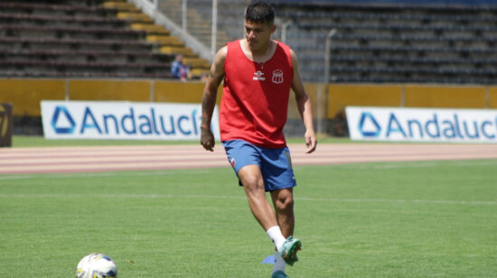 Jacobo Molina domina una pelota en la cancha del estadio Atahualpa, antes de un partido del Deportivo Quito.