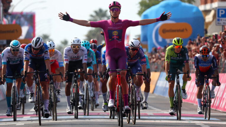 El italiano Jonathan Milan festeja su victoria en la Etapa 11 del Giro de Italia, el 15 de mayo de 2024.