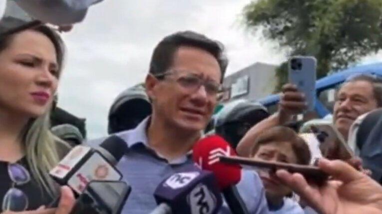 El exdefensor del Pueblo, Freddy Carrión, da sus primeras declaraciones tras salir de la cárcel en Quito, el 15 de mayo de 2024.