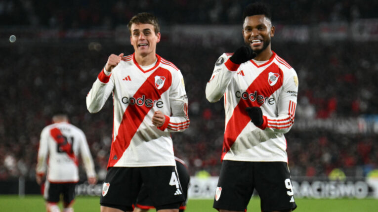 Los jugadores Nicolás Fonseca y Miguel Borja festeja un gol de River Plate el 14 de mayo de 2024, en la victoria sobre Libertad, que además significó la clasificación al Mundial de Clubes 2025.