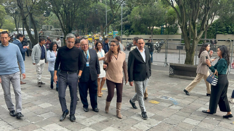 Los legisladores de Construye a su arribo a la Fiscalía para entregar una 'noticia criminis', Quito, el 15 de mayo de 2024.