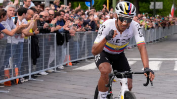 Jhonatan Narváez celebra después de cruzar la línea de meta de la Etapa 1 del Giro de Italia, el 4 de mayo de 2024. 