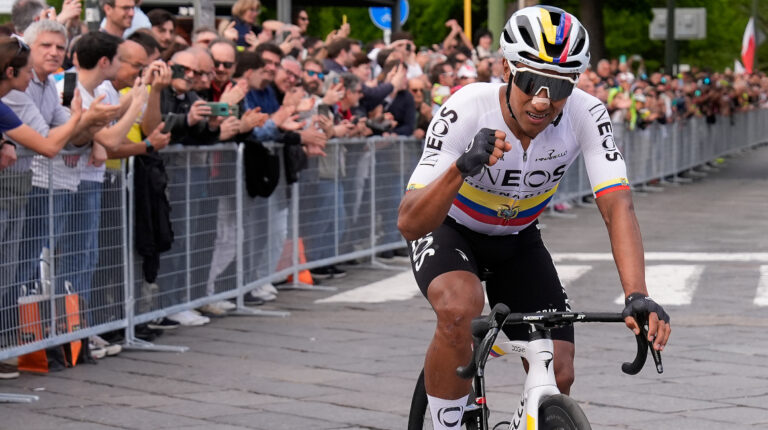 Jhonatan Narváez va en el grupo de persecución en la Etapa 12 del Giro de Italia