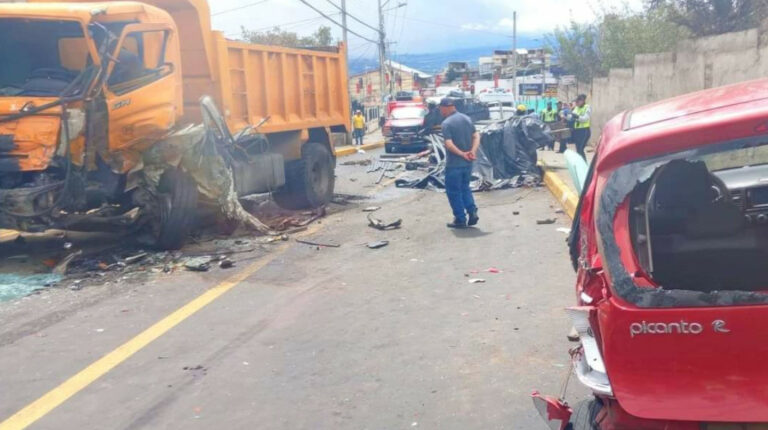 Choque múltiple en Ambato: Un muerto y cuantiosos daños