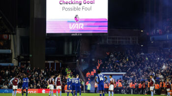 El VAR en un partido entre el Aston Villa y el Chelsea, 27 de abril de 2024.A