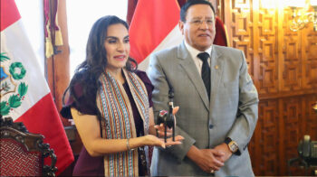 La vicepresidenta Verónica Abad en una reunión con congresistas peruanos el 8 de noviembre de 2023.
