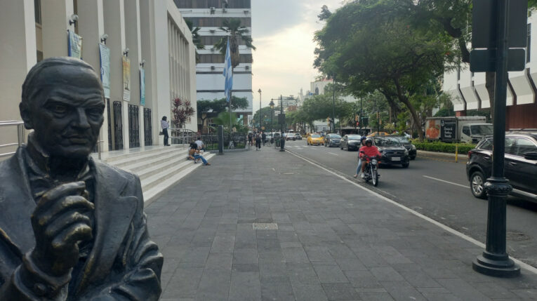 Imagen referencial de un sector de la calle 10 de Agosto, cerca de la Biblioteca Municipal, en el centro de Guayaquil.