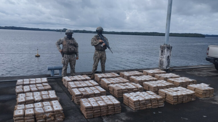 Militares junto a la droga decomisada en Esmeraldas, el 15 de mayo de 2024.
