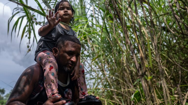 Un bebé cruzando en hombros de un migrante por el sector de Bajo Chiquito en el Darién, 21 de septiembre de 2023