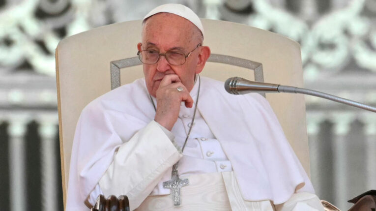 El Papa Francisco observa durante la audiencia general semanal, el 15 de mayo de 2024, en la plaza de San Pedro (Vaticano).