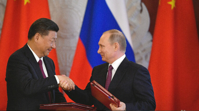 El presidente de Rusia, Vladimir Putin (derecha), y el presidente de China, Xi Jinping, se dan la mano durante una ceremonia de firma en el Kremlin en Moscú el 4 de julio de 2017.