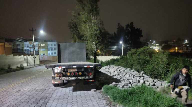 Vecinos denuncian intento de robo de adoquines de obra pública en el norte de Quito