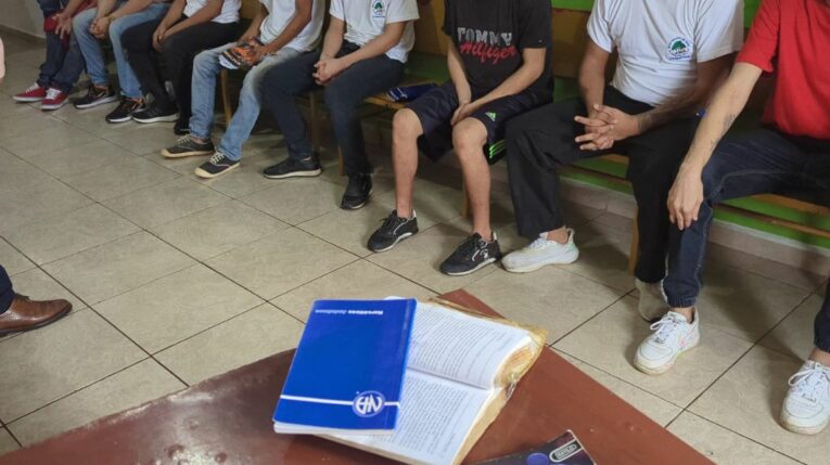 Jóvenes que se encontraban en una clínica clandestina de rehabilitación en Guayaquil.