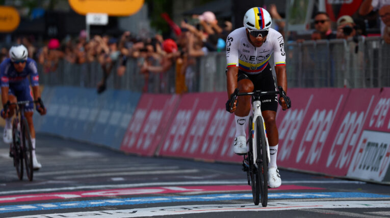 El ecuatoriano Jhonatan Narváez del Team Ineos finaliza segundo la Etapa 12 del Giro de Italia, el 16 de mayo de 2024.