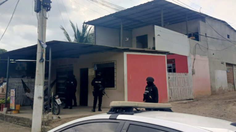 Operativo policial en Manabí para capturar a uniformados de Tránsito implicados en actos de corrupción, el 15 de mayo de 2024. 