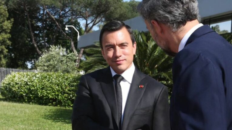 El presidente Daniel Noboa durante su gira por Europa, el 16 de mayo de 2024, en una reunión en Italia.