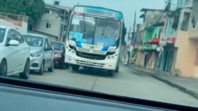 Bus es captado circulando en contravía en Guayaquil.
