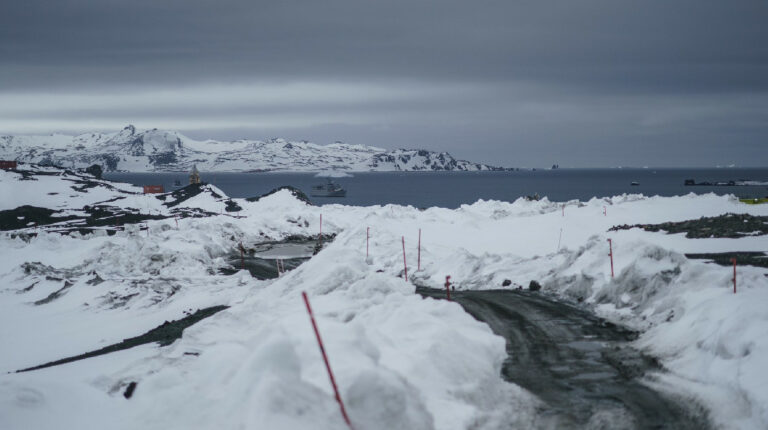 Hallazgo ruso de gas y petróleo en la Antártida enciende alertas en Chile y Argentina