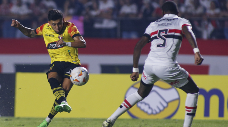 Joao Rojas sufre fractura de peroné en el empate ante Sao Paulo