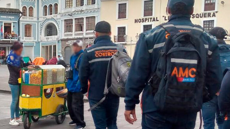 Quito: Comerciante informal agredió a un funcionario de la AMC durante control