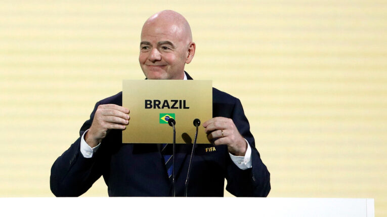 El Presidente de la FIFA, Gianni Infantino, anuncia a Brasil como el país ganador para albergar la Copa Mundial Femenina de 2027 durante el 74º Congreso de la FIFA en Bangkok, Tailandia, el 17 de mayo de 2024.