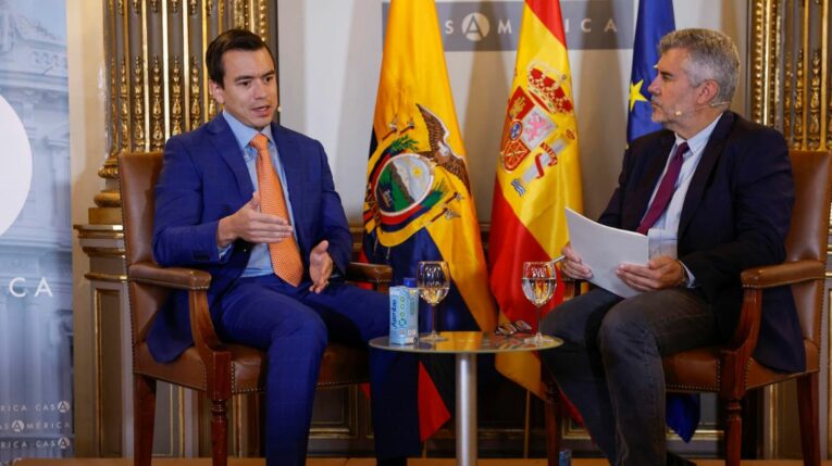 El presidente Daniel Noboa en una entrevista con el presidente de la agencia EFE, Miguel Ángel Oliver, el 17 de mayo de 2024.