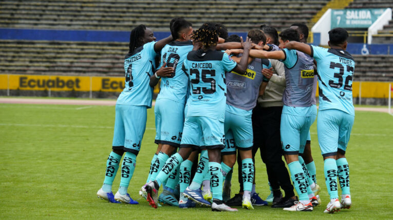Los jugadores del Cumbayá festejan un gol ante Macará, el 4 de mayo de 2024, por la Fecha 11 de LigaPro.