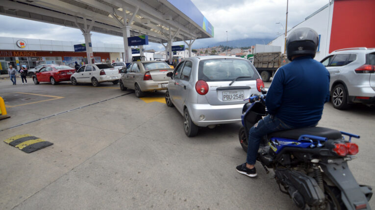 Imagen referencial de un grupo de conductores haciendo fila para cargar gasolina en Cuenca, agosto de 2023.