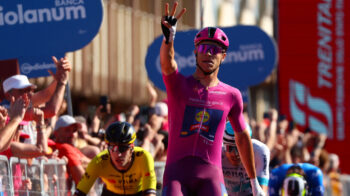 El ciclista italiano del equipo Lidl-Trek, Jonathan Milan, celebra mientras cruza la línea de meta de la Etapa 13 del Giro de Italia, el 17 de mayo de 2024.