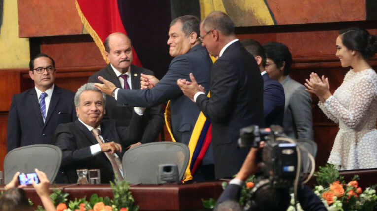 El expresidente Rafael Correa cuando entregó el poder al exmandatario Lenín Moreno, en mayo de 2017.
