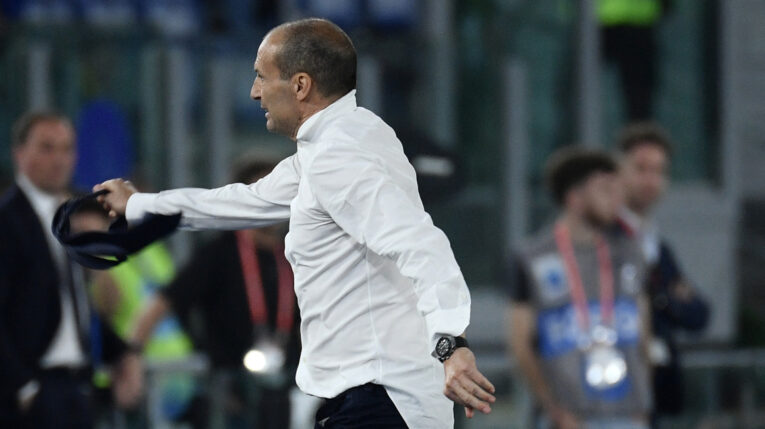 El entrenador italiano de la Juventus, Massimiliano Allegri, abandona el campo tras ser expulsado durante la final de la Copa de Italia entre Atalanta y Juventus en el estadio olímpico de Roma, el 15 de mayo de 2024.