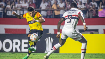 Joao Rojas, de Barcelona SC, remata al arco de São Paulo, en el estadio Morumbi, el 16 de mayo de 2024.