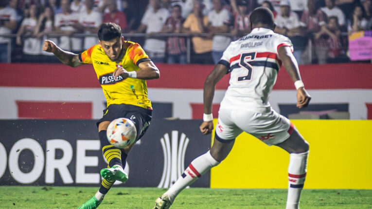 Joao Rojas, de Barcelona SC, remata al arco de São Paulo, en el estadio Morumbi, el 16 de mayo de 2024.