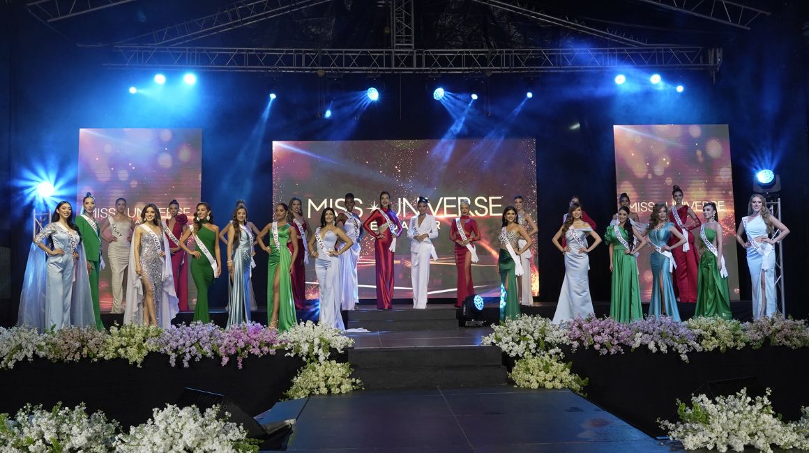Gala de imposición de bandas a las 25 candidatas a Miss Universo Ecuador, durante una gala en Machala, el 16 de mayo de 2024.