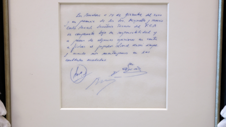 Imagen del primer contrato de Lionel Messi en una servilleta.