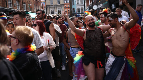 Integrantes de la comunidad de lesbianas, gays, bisexuales y transgénero (LGBT+), en una manifestación en  Londres el 1 de julio de 2023.