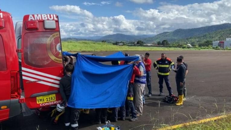Momentos del rescate del docente que iba a bordo de la avioneta accidentada en Morona Santiago, el 17 de mayo de 2024.
