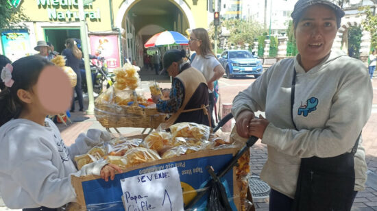 Joselyn Zambrano se quedó sin empleo, pero en lugar de lamentarse buscó la manera de ganarse la vida vendiendo chifles, papas fritas y camote en las calles de Ambato.