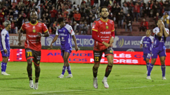 Los jugadores de Deportivo Cuenca festejan un gol en el Alejandro Serrano Aguilar, el 17 de mayo de 2024.