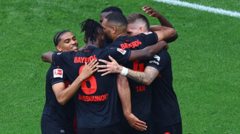 Los jugadores del Bayer Leverkusen festejan un gol ante el Augsburgo, el sábado 18 de mayo de 2024.