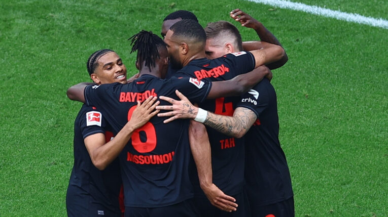 Los jugadores del Bayer Leverkusen festejan un gol ante el Augsburgo, el sábado 18 de mayo de 2024.